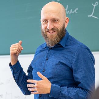 Ein教授erklärt seinen Studierenden etwas