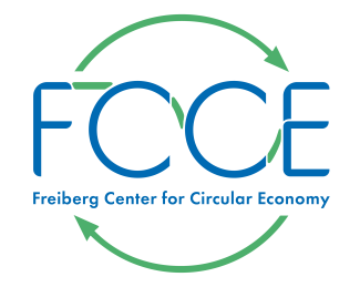 Das Logo des Freiberg Center for Circular Economy. Die Buchstaben F C C E in blau, gerahmt von einem grünen Kreis mit Pfeilspitzen, welche den Kreislauf illustrieren sollen. 