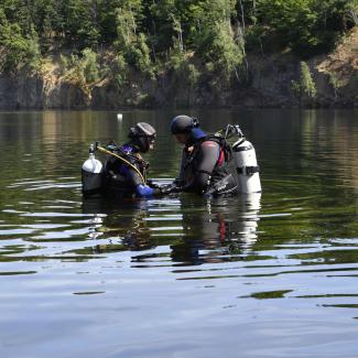 Preparation of a dive during the training to become a scientific diver