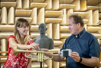 Susanne Berndorf (TUBAF) und Holger Schiema, Geschäftsführer des Instituts für Musikinstrumentenbau Zwota, bei akkustischen Tests.