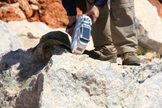 Geochemische Analysen von LCT-Pegmatiten in Westaustralien mit einem mobilen RFA-Gerät (08.2011)
