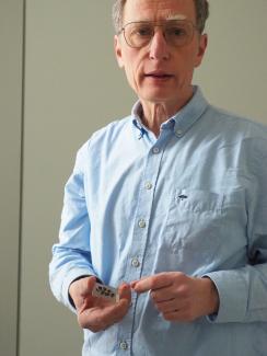 Prof. Gerhard Heide mit einem Präparat