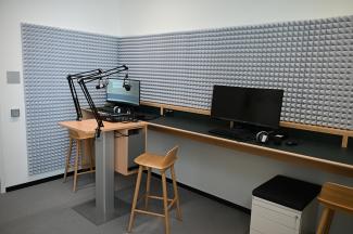 Podcaststudio Mikrofon Bildschirm Stühle