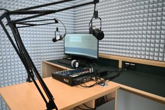 Podcaststudio Mikrofon Bildschirm Mischpult