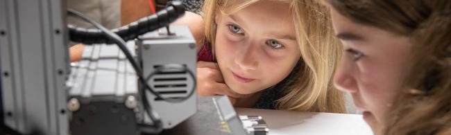 Kinder beobachten einen 3D Drucker