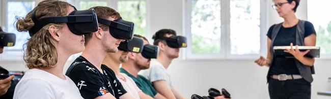 Studierende bei einer Vorlesung mit VR-Brillen