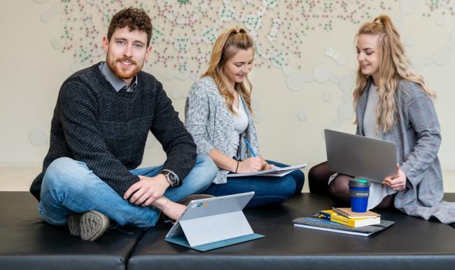 Studierende sitzen zusammen zum Lernen