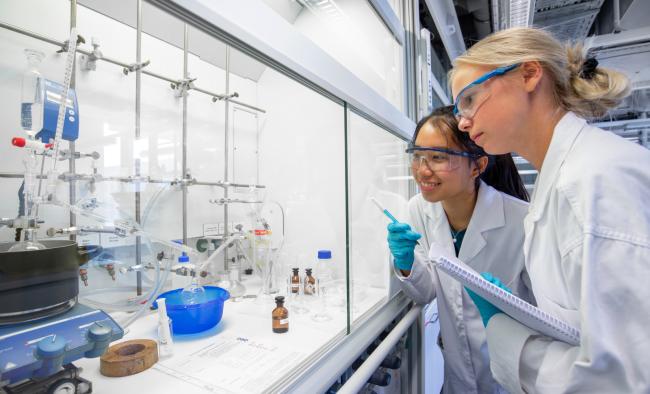 Studierende im Labor