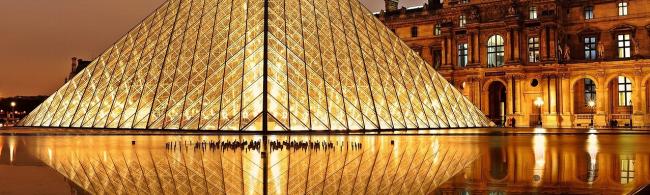 Pyramide vor dem Louvre