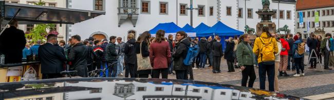 Erstsemesterstudierende beim Get-Together auf dem Freiberger Obermarkt.