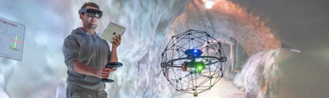 Drohne in der CAVE mit Szene eines virtuellen Bergwerks