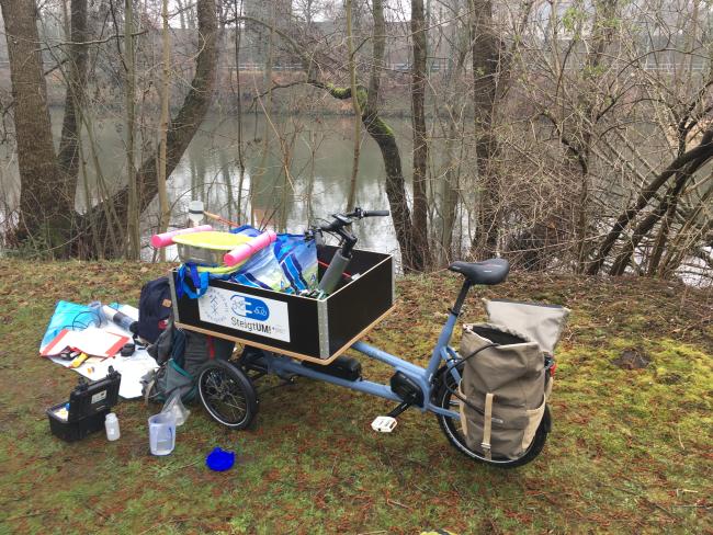 Lastenfahrrad mit buntem Equipment