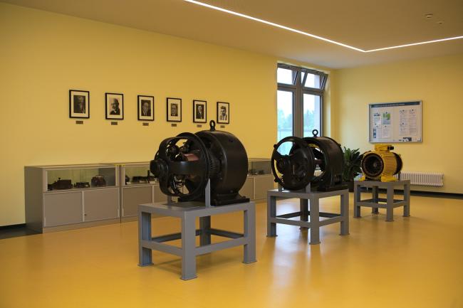 Historische Maschinen und Geräte im Foyer des Institutes für Elektrotechnik