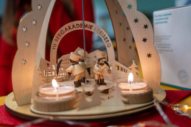 Man sieht ein Weihnachtskarussell