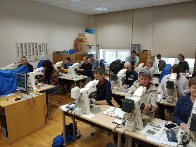 Gruppe der Teilnehmenden an den modernen Mikroskopen.