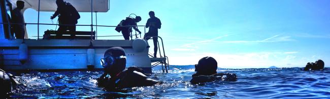 Wissenschaftliche Taucher an der Wasseroberfläche bei einem Bootstauchgang