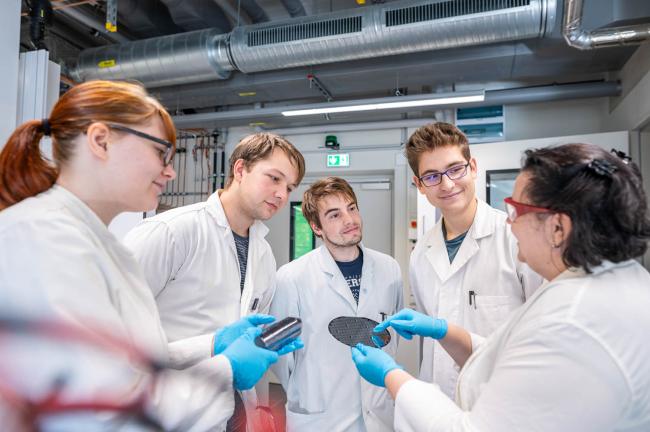 Studierende in Diskussion mit der Professorin