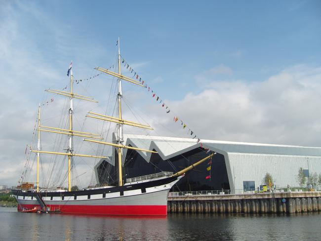 Das Museumsschiff mit dem Schottischen Riverside Museum im Hintergrund.