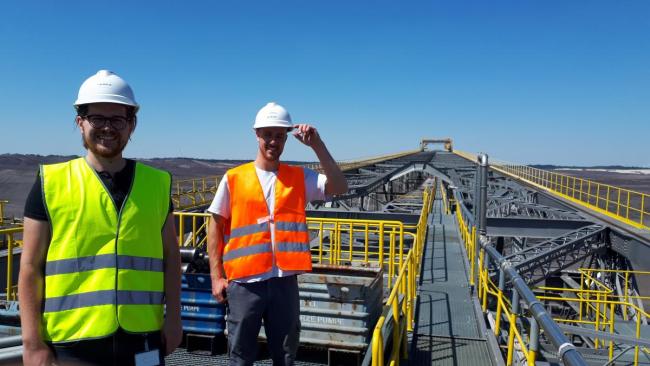 Die Autoren Michel Braun und Andreas Müller auf der Abraumförderbrücke Tagebau Welzow Süd ©LEAG F. Günzel 2022 