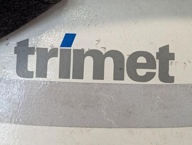 weißer Helm mit Aufschrift "trimet"