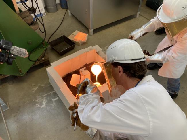 Künstler:innen arbeiten im Labor mit flüssigem Glas