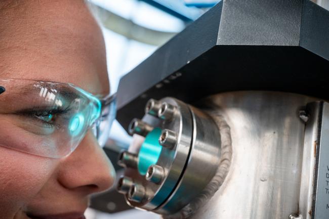 Josephine Ludwig, Studentin des Geoingenieurwesens, untersucht an einem Versuchsstand im Labor eine die sogenannte Sandproduktion im bohrlochnahen Bereich.