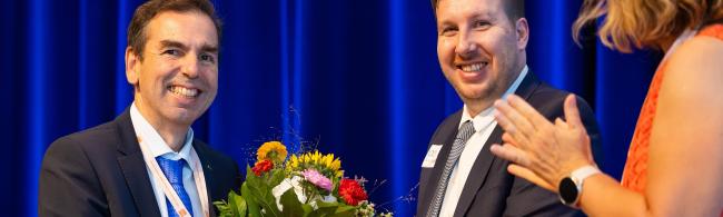 Überreichung des Rieke-Ringes (höchste Auszeichnung der Deutschen Keramischen Gesellschaft) und der Urkunde an Prof. Christos G. Aneziris durch Dr. Stefan Pfeiffer (Geschäftsführer des Deutschen Keramischen Gesellschaft)