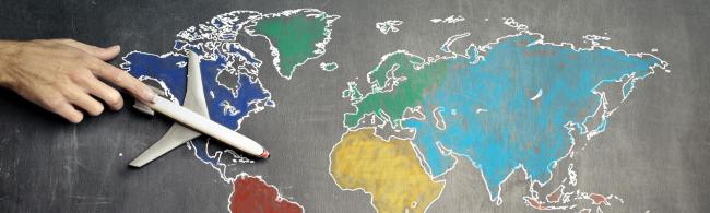 Eine gezeichnete Weltkarte mit einem Flugzeug darüber