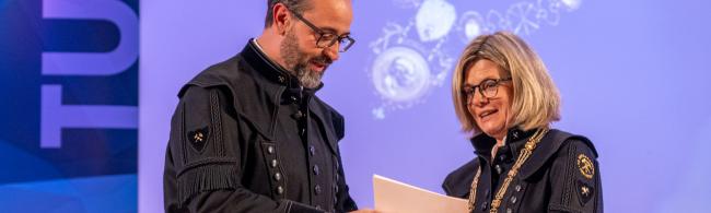 Sachsens Wissenschaftminister Sebastian Gemkow überreicht Jutta Emes die Bestellungsurkunde