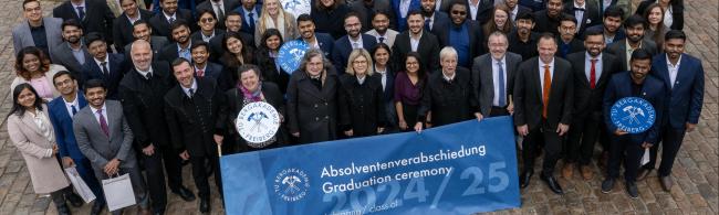 Absolventinnen und Absolventen 2025 auf dem Obermarkt in Freiberg.