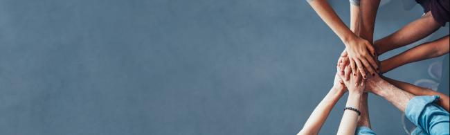 Viele Hände, die Zusammenhalten