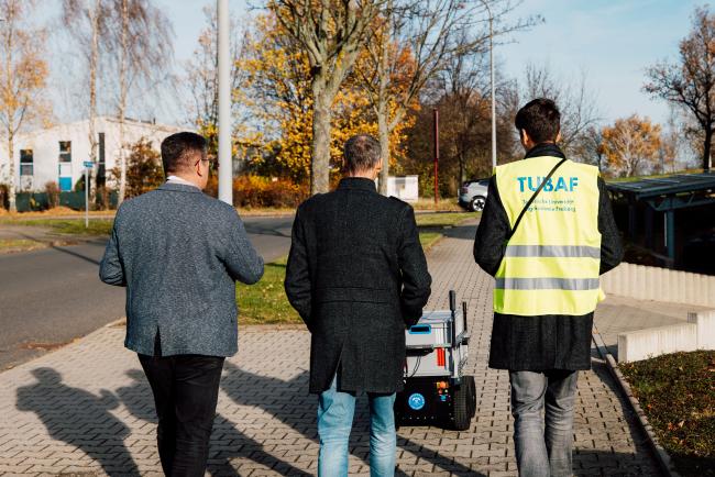 Begehung mit einem autonomen Roboter im Gewerbegebiet