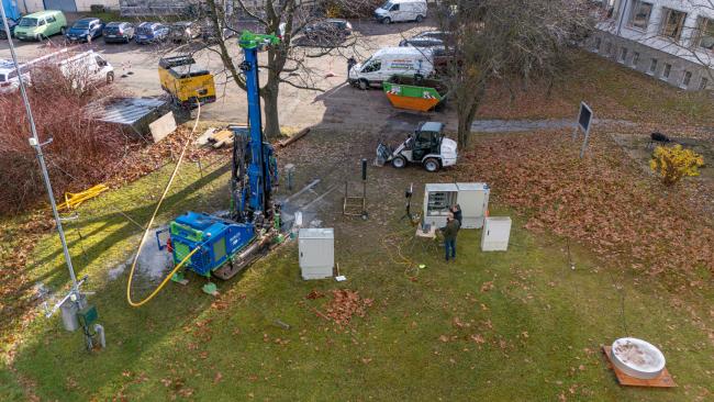 Hinter dem Otto-Meißer-Bau der TU Bergakademie Freiberg wurde ein praxisnaher Feldversuch des Instituts für Bohrtechnik und Fluidbergbau (IBF) durchgeführt. 