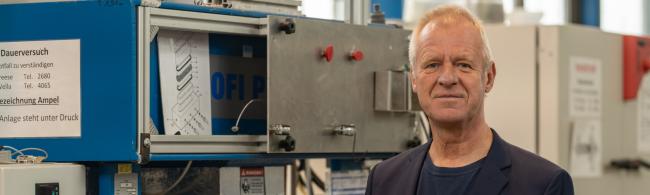 Professor Matthias Reich mit aktuellem Fachbuch.