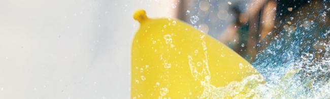 Luftballon im Wasser auf Netz