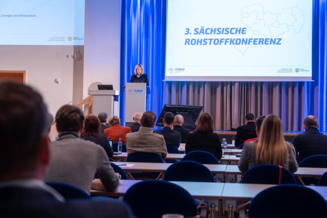 TU-Rektorin Emes eröffnet die 3. Sächsische Rohstoffkonferenz