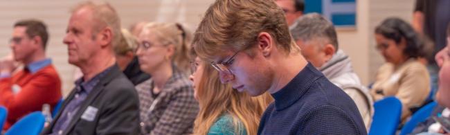 Die Konferenz richtet sich an Studierende, Absolventinnen und Absolventen sowie auch an Schülerinnen und Schüler der Gymnasien und Oberschulen ab Klassenstufe 9, die sich für das Thema Unternehmertum interessieren.