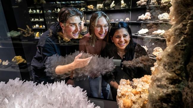 Junge Besucher im Asiensaal