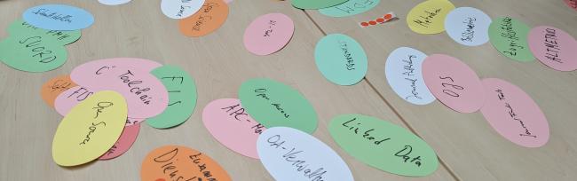 Viele bunte ovale beschriftete Karten auf einem Tisch