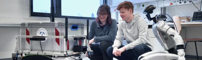 Studierende mit Robotern
