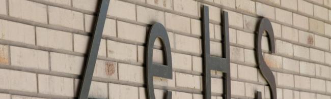 Schriftzug ZeHS auf Gebäudewand