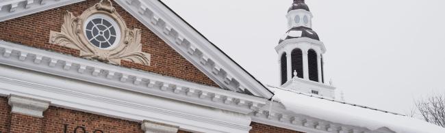 Fassadenansicht des Dachbereichs eines Backsteingebäudes