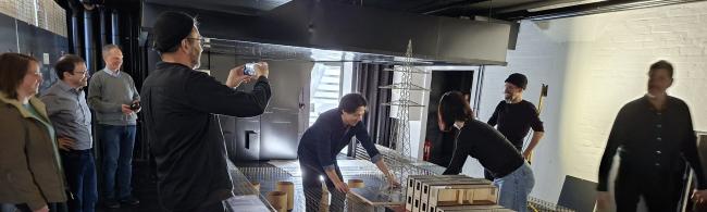 Mitarbeiterinnen und Mitarbeiter der Geowissenschaftlichen Sammlungen, der Kustodie und des Instituts für Eisen- und Stahltechnologie der TU Bergakademie Freiberg übergaben mehr als ein Dutzend Objekte an die Stiftung Bauhaus Dessau.