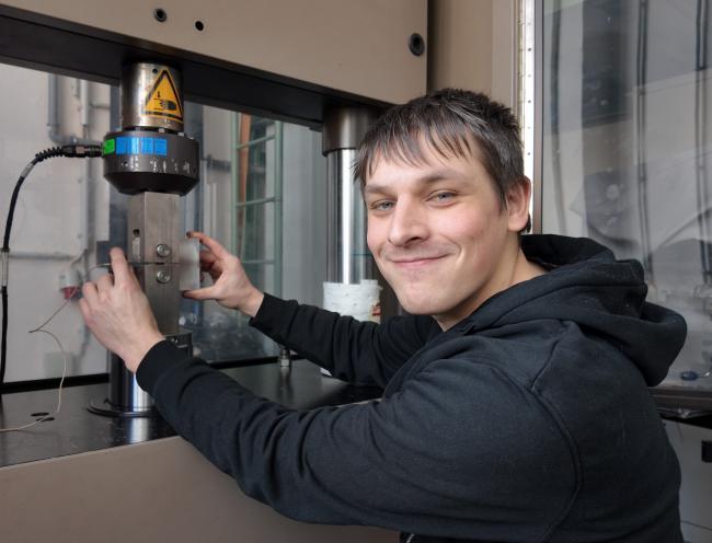 Im September 2022 begann Robert Dehne seine Ausbildung am Institut für Werkstofftechnik - und ist jetzt nach seinem erfolgreichen Abschluss weiter an der TUBAF beschäftigt.