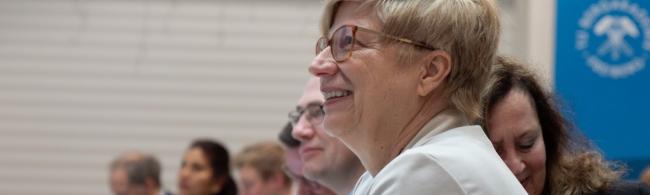 Seitliches Portrait einer Frau während einer Konferenz