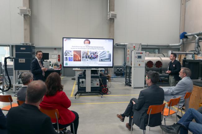 Gruppe beim Kick-off in Freiberg. Die Arbeiten sollen mit Hilfe eines Demonstrator-Drehrohrofens entsprechend dem direkten Elektrifizierungskonzept durch den Einsatz eines zu 100 % mit grünem Strom betriebenen Induktions-Plasmabrenners durchgeführt werden.