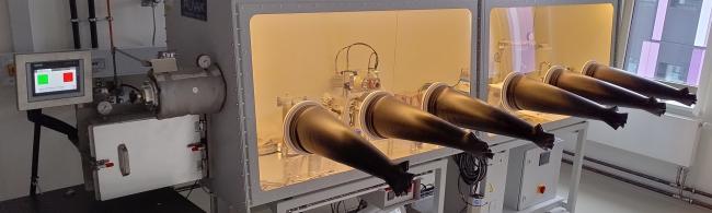 Glovebox zum Aufbau einer Rolle-zu-Rolle-Polymerverarbeitung im Projekt ProBat 