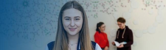 Studentin im Vordergrund und zwei Studierende im Hintergrund - Studienwerbung