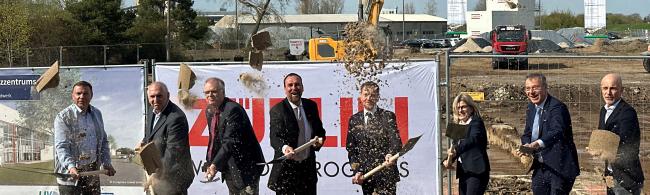 Symbolischer Spatenstich für den Bau des Glaskompetenzzentrums Torgau (von links): A. Thiele (Beirat GlasCampus), U. Schneider (Beirat GlasCampus), F. Tollert (Vizepräsident Handwerkskammer Leipzig), A. Steyer (Obermeister Glaserinnung), M. Kretschmer (Ministerpräsident), J. Emes (Rektorin TU Freiberg), K. Emanuel (Landrat Nordsachsen), G. Endlich (Direktionsleiter Züblin).