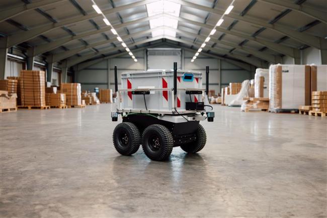 Lieferroboter in einer Lagerhalle.